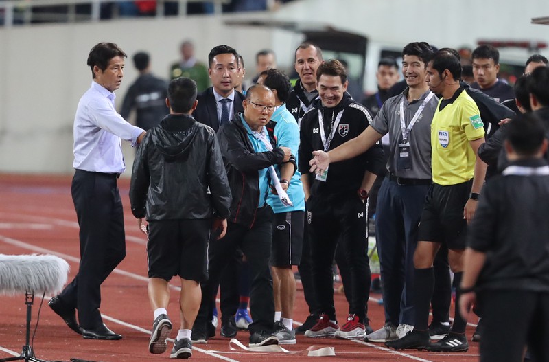 tro-ly-thai-lan-chinh-thuc-len-tieng-ve-hanh-dong-xuc-pham-hlv-park-hang-seo-2.jpg