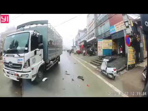 Đối%20đầu%20xe%20tải%20trong%20sương%20mù,%20người%20đi%20xe%20máy%20văng%20xa%20nhiều%20mét.jpg